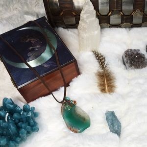 (NWT) Green Agate Geode Slice & Charms On Leather